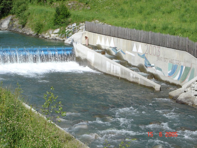Wasserableitungen wie diese an der Ahr bei Luttach unterbrechen die Wanderungen. - Foto: Landesagentur für Umwelt