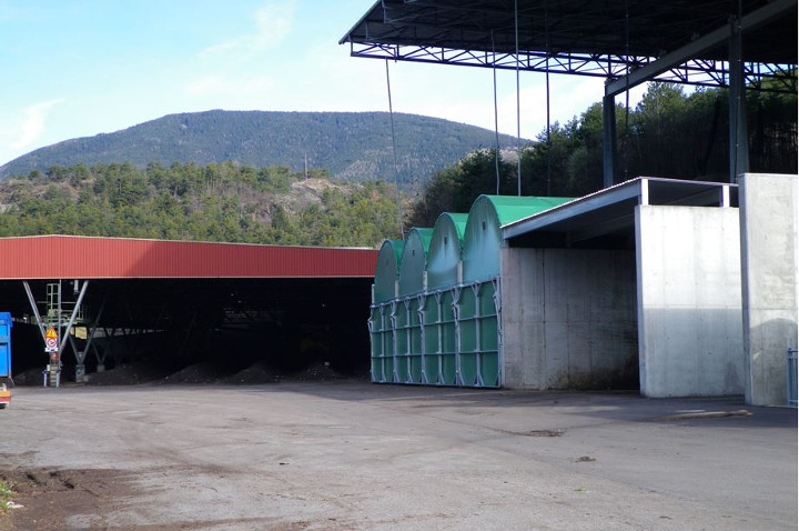 Kompostieranlage Schabs - Offene Mietenkompostierung von Bio- und Grünabfällen mit vorgeschalteten Rotteboxen (Quelle: Landesagentur für Umwelt und Klimaschutz)