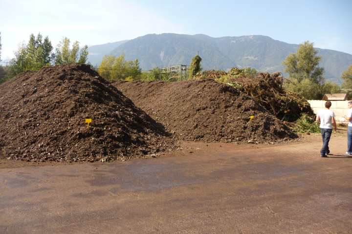 Grünabfallkompostierung in Sinich - Grünabfallkompostierung Firma Erdbau, Sinich (BZ) (Quelle: Landesagentur für Umwelt und Klimaschutz)
