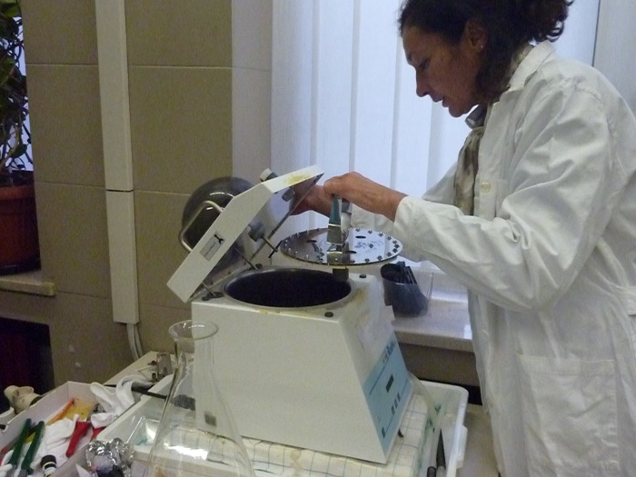 Radonanalyse, erste Phase: Entwicklung der Kernspurendetektoren "CR39" (Foto: Landesagentur für Umwelt, C. Amadori, 2014)