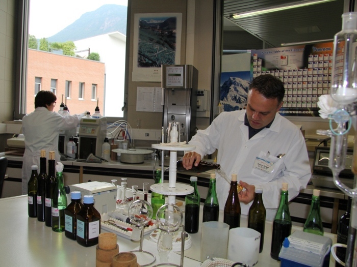 Weinanalysen (Foto: Landesagentur für Umwelt, A. Ferrari, 2014)