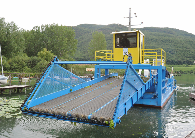 10. Juni 2011: Kalterer See, Mähboot "Pick-up" für den Schnitt der Unterwasserpflanzen (Foto: Landesagentur für Umwelt)