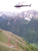 174 Laufmeter Schneebrücken aus Stahl werden in sehr steilen Gelände mit Hilfe eines Hubschraubers montiert
