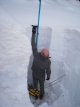 Förster der in Weißbrunn (hinteres Ultental) ein Schneeprofil erstellt (Schneehöhe 2,2 Meter und nahe der Oberfläche erkennt man gut mehrere Schichten des Saharastaubs der vergangenen Woche)