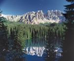 Eine Tour im Dolomiten-Weltnaturerbe, beispielsweise zum Karersee, ist nun auch virtuell möglich./Foto Landesamt für Naturparke