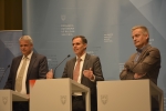 Sie stellten heute die "KlimaGemeinde" vor (v.l.): Bürgermeister Helmuth Innerbichler, LR Theiner und Ulrich Santa./Foto LPA rm