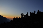 Warten auf den Sonnenaufgang: die Junior Ranger auf der Starkspitze im Naturpark Rieserferner-Ahrn.